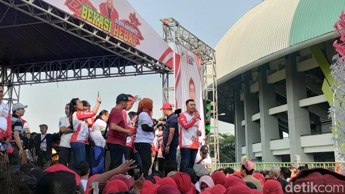 Plt Wali Kota Bekasi Tri Adhianto menghadiri acara Bekasi Hebat Network for Ganjar President, Stadion Patriot Candrabhaga, Minggu (13/8/2023).  Foto: Dwi Rahmawati