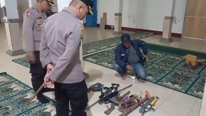 Polresta Mataram amankan senjata rakitan di Kelurahan Monjok, Kecamatan Selaparang, Kota Mataram, NTB, Sabtu malam (12/8/2023). (Foto: Ahmad Viqi/detikBali)