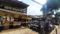 Saat ini, kendaraan roda dua tampak ramai terpakir persis di samping bangunan kiri dan kanan rumah makan yang terbakar. (Foto: Annisa/detikcom)