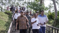 Aguan bersama Menteri Investasi Bahlil Lahadalia melakukan kunjungan ke kawasan IKN Nusantara pada Jumat (11/8) lalu. Kunjungan ini dilakukan bersama Aguan dan Wakil Kepala Otorita IKN Dhony Rahajoe. Dok. BKPM/Kementerian Investasi