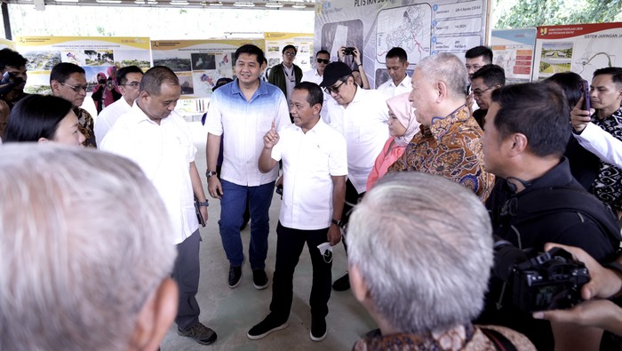 Menteri Investasi/Kepala BKPM melakukan kunjungan kerja ke IKN bersama PMDN. Kegiatan ini dipimpin oleh pendiri Agung Sedayu Group Sugianto Kusuma serta Wakil Kepala Otorita IKN Dhony Rahajoe.