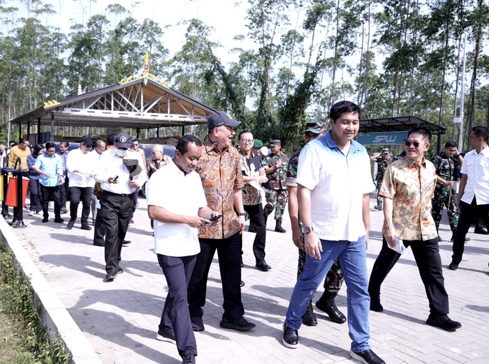 Menteri Investasi/Kepala BKPM melakukan kunjungan kerja ke IKN bersama PMDN. Kegiatan ini dipimpin oleh pendiri Agung Sedayu Group Sugianto Kusuma serta Wakil Kepala Otorita IKN Dhony Rahajoe.