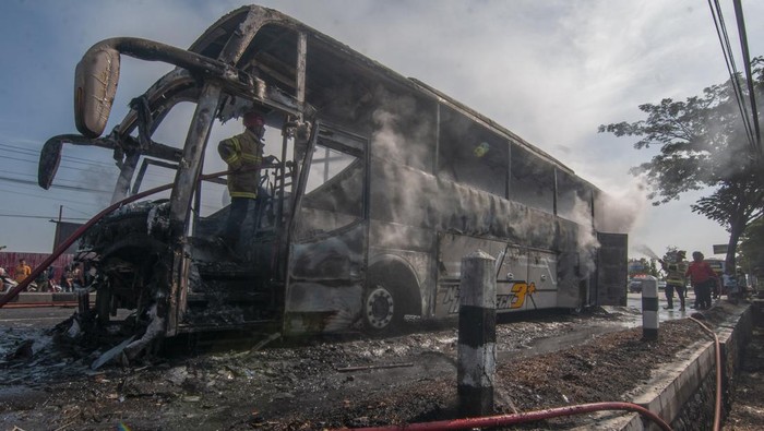 Potret Bus Wisata Hangus Terbakar di Jalan Utama Solo-Yogyakarta Sebuah bus pariwisata terbakar di jalan Solo-Yogyakarta, Sukoharjo, Jawa Tengah, Minggu (13/8/2023). Tidak ada korban jiwa dalam peristiwa tersebut dan polisi masih menyelidiki penyebab kebakaran. ANTARA FOTO/Aloysius Jarot Nugroho/YU