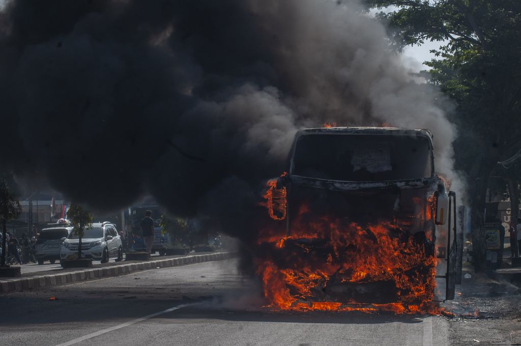 Sebuah bus pariwisata terbakar di jalan Solo-Yogyakarta, Sukoharjo, Jawa Tengah, Minggu (13/8/2023). Tidak ada korban jiwa dalam peristiwa tersebut dan polisi masih menyelidiki penyebab kebakaran. ANTARA FOTO/Aloysius Jarot Nugroho/YU