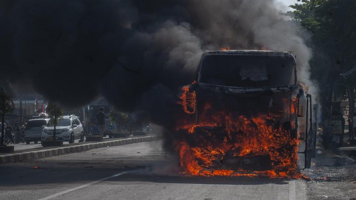 Sebuah bus pariwisata terbakar di jalan Solo-Yogyakarta, Sukoharjo, Jawa Tengah, Minggu (13/8/2023). Tidak ada korban jiwa dalam peristiwa tersebut dan polisi masih menyelidiki penyebab kebakaran. ANTARA FOTO/Aloysius Jarot Nugroho/YU