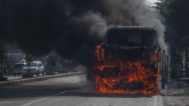 Sebuah bus pariwisata terbakar di jalan Solo-Yogyakarta, Sukoharjo, Jawa Tengah, Minggu (13/8/2023). Tidak ada korban jiwa dalam peristiwa tersebut dan polisi masih menyelidiki penyebab kebakaran. ANTARA FOTO/Aloysius Jarot Nugroho/YU