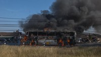 Bus Pariwisata yang membawa rombongan wisatawan dari Simo, Kabupaten Boyolali ludes terbakar di jalan Solo-Jogja, tepatnya di Desa Sanggung, Kecamatan Gatak, Kabupaten Sukoharjo, Minggu (13/8/2023).