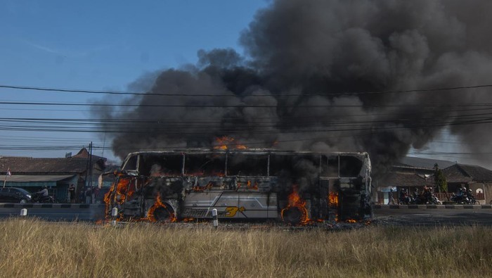 Sebuah bus pariwisata terbakar di jalan Solo-Yogyakarta, Sukoharjo, Jawa Tengah, Minggu (13/8/2023). Tidak ada korban jiwa dalam peristiwa tersebut dan polisi masih menyelidiki penyebab kebakaran. ANTARA FOTO/Aloysius Jarot Nugroho/YU