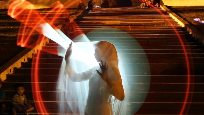 Potret Kreasi Lukisan Cahaya HUT RI Karya Komunitas Fotografi di Banda Aceh Model berpose pada kegiatan kreasi lukisan cahaya (light painting) nuansa merah putih yang diselenggarakan komunitas fotografi Instanusantara Aceh di Taman Bustanussalatin, Banda Aceh, Aceh, Sabtu (12/8/2023). Light painting yang dilakukan dengan menggunakan kecepatan rana (shutter speed) lambat sehingga dapat merekam garis cahaya yang dibuat dengan berbagai bentuk tersebut dilaksanakan dalam rangka memeriahkan HUT ke-78 Kemerdekaan Republik Indonesia. ANTARA FOTO/Irwansyah Putra/YU