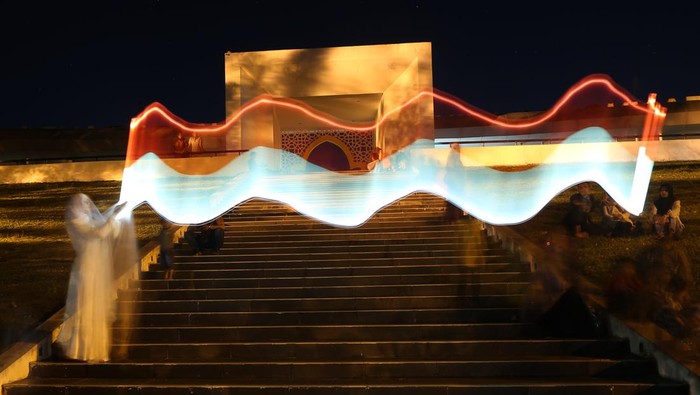 Potret Kreasi Lukisan Cahaya HUT RI Karya Komunitas Fotografi di Banda Aceh Model berpose pada kegiatan kreasi lukisan cahaya (light painting) nuansa merah putih yang diselenggarakan komunitas fotografi Instanusantara Aceh di Taman Bustanussalatin, Banda Aceh, Aceh, Sabtu (12/8/2023). Light painting yang dilakukan dengan menggunakan kecepatan rana (shutter speed) lambat sehingga dapat merekam garis cahaya yang dibuat dengan berbagai bentuk tersebut dilaksanakan dalam rangka memeriahkan HUT ke-78 Kemerdekaan Republik Indonesia. ANTARA FOTO/Irwansyah Putra/YU