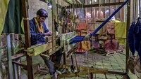 Selama periode Seljuk, Kashan terkenal berkat tekstil, tembikar hingga ubinnya. Pedagang tekstil masih banyak dijumpai di pasar hingga kini. Foto: Getty Images