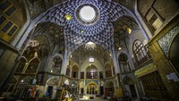 Bangunan paling menonjol dari pasar kuno ini adalah Timchah-i Amin al-Dawla. Bangunan ini dibangun selama periode Qajar sekitar abad ke-19, seperti dilansir Archnet. Foto: Getty Images