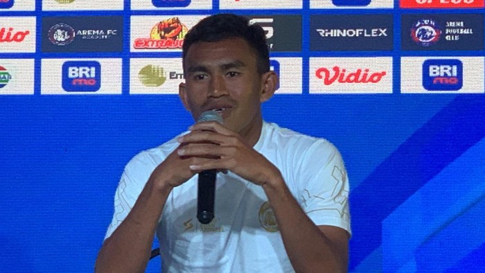 Bek kanan Arema FC Hamdi Sula saat memberikan keterangan, Minggu (13/8) di Gianyar.