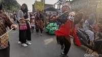 Tampak seeorang peserta memakai kostum pewayangan.