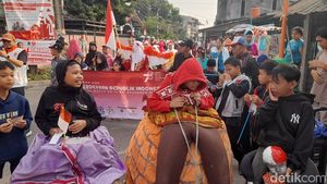 Ratusan Warga RW 10 di Depok Gelar Karnaval Kemerdekaan