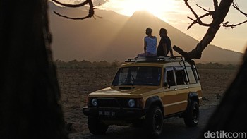 Pengunjung yang menikmati senja di Baluran bisa dijadikan objek foto. Foto: Adi Fida Rahman/detikINET