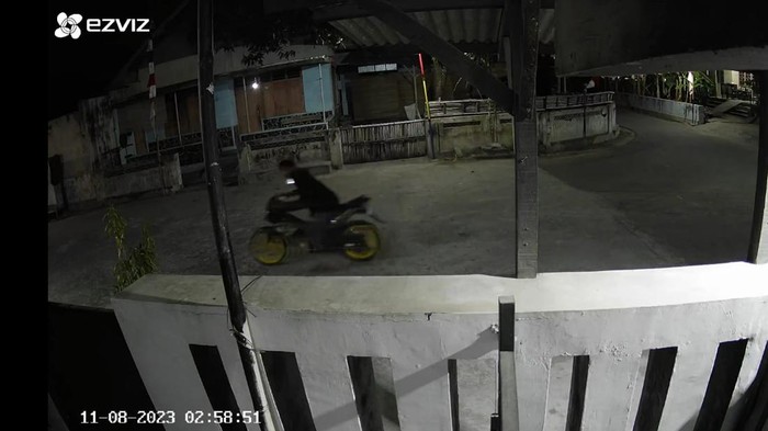 Rekaman CCTV pencurian motor Satria milik warga Wedi, Klaten. Penampakan motor Satria F 150 yang raib digondol maling. Foto diunggah Minggu (13/8/2023).