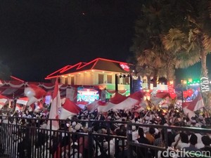 Ribuan Syekhermania Khidmat Lantunkan Zikir dan Selawat di Grahadi Surabaya