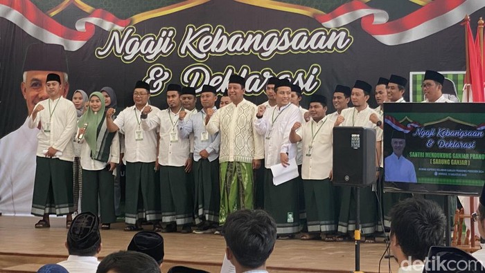 Romahurmuziy pimpin deklarasi Sarung Ganjar dukung Ganjar Pranowo capres 2024.