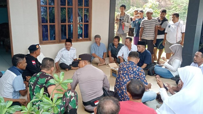 Sekelompok orang mengaku polisi mendatangi rumah warga Rempang, Grisman, pada Minggu (13/8/2023)