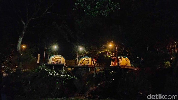 Suasana malam saat berkemah di pinggir sungai yang ada di Bener Meriah