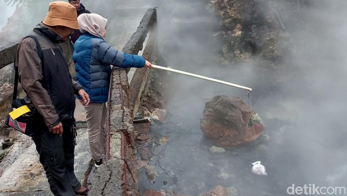 Suasana objek wisata Kawah Candradimuka Dieng. Tampak beberapa pengunjung menjajal merebus telur di kawah tersebut. Foto diunggah Minggu (13/8/2023).