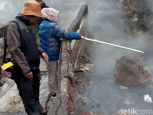 Seru! Begini Sensasi Rebus Telur di Kawah Candradimuka Dieng