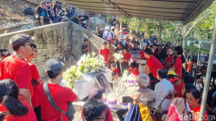 Suasana pemakaman pelukis terkenal Djoko Pekik di makam seniman Girisapto Imogiri, Bantul, Minggu (13/8/2023).