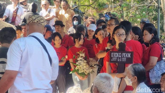Suasana pemakaman pelukis terkenal Djoko Pekik di makam seniman Girisapto Imogiri, Bantul, Minggu (13/8/2023).