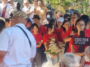 Kompak Pakai Kaus Merah di Pemakaman, Keluarga Djoko Pekik: Ini Kegembiraan