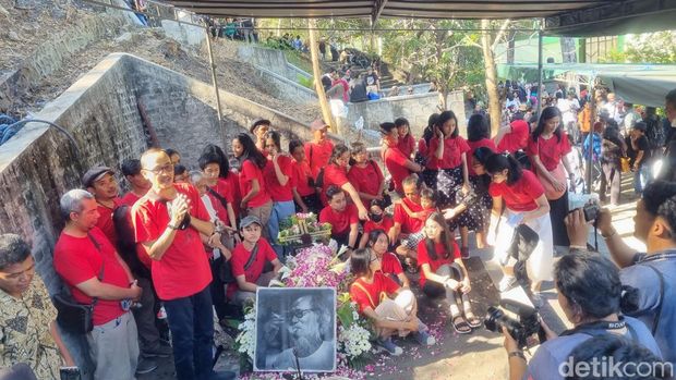 Suasana pemakaman pelukis terkenal Djoko Pekik di makam seniman Girisapto Imogiri, Bantul, Minggu (13/8/2023).