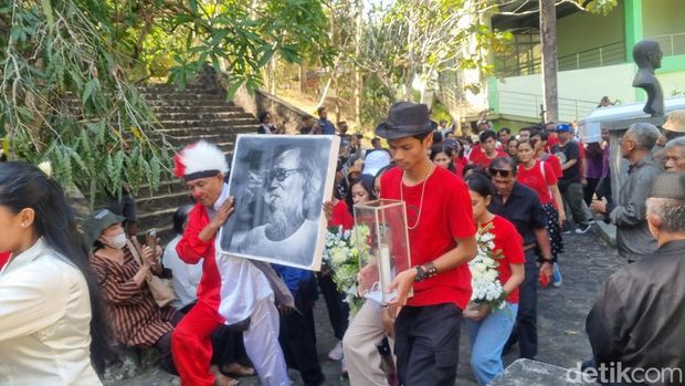 Suasana pemakaman pelukis terkenal Djoko Pekik di makam seniman Girisapto Imogiri, Bantul, Minggu (13/8/2023).
