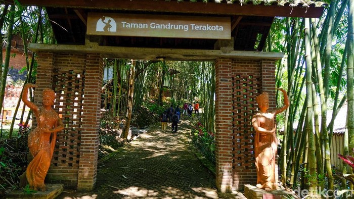 Taman Gandrung Terakota, 'Desa' 1.000 Patung Penari di Banyuwangi Banyuwangi, Jawa Timur, memiliki destinasi wisata menarik, seperti Taman Gandrung Terakota. Di sini, ada 1.000 patung penari yang berderet di area taman dan persawahan.