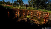 Yang membuat wisata ini menarik yaitu terdapat 1.000 patung penari gandrung yang terbuat dari tembikar.