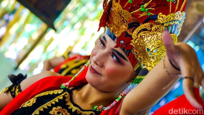 Taman Gandrung Terakota, 'Desa' 1.000 Patung Penari di Banyuwangi Banyuwangi, Jawa Timur, memiliki destinasi wisata menarik, seperti Taman Gandrung Terakota. Di sini, ada 1.000 patung penari yang berderet di area taman dan persawahan.