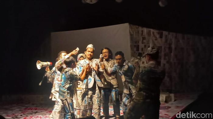 Pertunjukan Tembak produksi Teater Air Jambi di Taman Budaya Jambi, Sabtu (12/8/2023) malam.