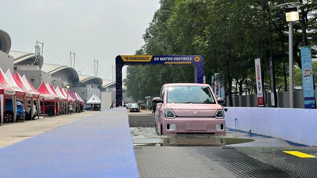 Test drive mobil listrik di arena GIIAS 2023