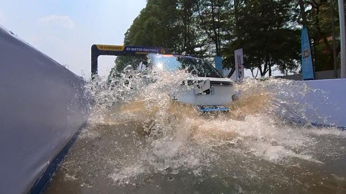 Test drive mobil listrik di arena GIIAS 2023