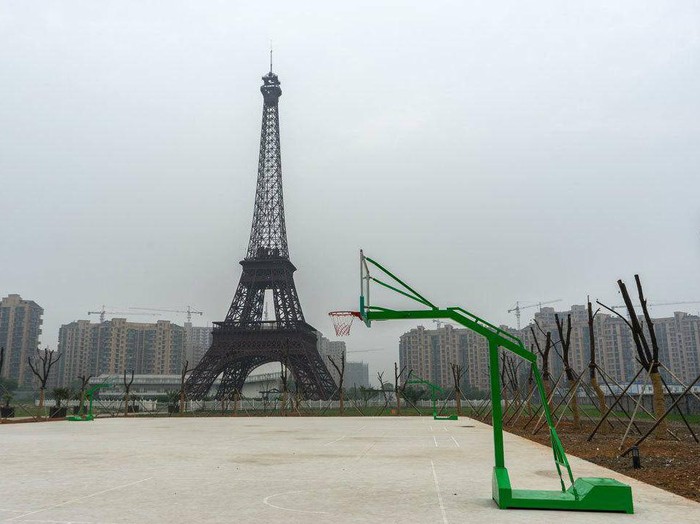 Tianducheng kota mati di China/Nomadosaurus