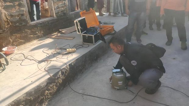 Tim BMKG Pasuruan memasang seismograf di lokasi sumber bunyi misterius dari dalam bumi di Sumenep.