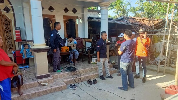 Tim BMKG Pasuruan memasang seismograf di lokasi sumber bunyi misterius dari dalam bumi di Sumenep.