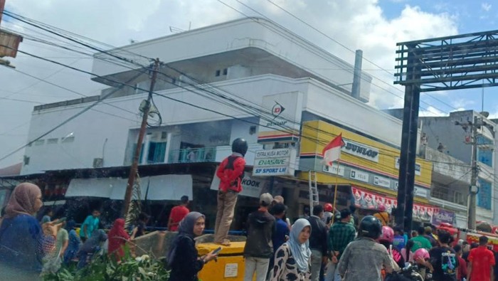 Toko alat motor di Kendari kebakaran.