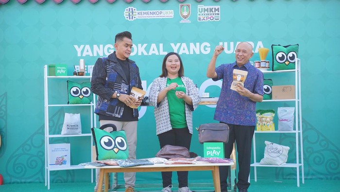 Tokopedia-KemenkopUKM RI Ramaikan Hari UMKM Tokopedia dan KemenkopUKM RI merangkul ratusan UMKM lokal di berbagai rangkaian kegiatan guna mendorong pemberdayaan UMKM.