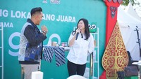 Presiden E-Commerce GoTo (Tokopedia), Melissa Siska Juminto (kanan) membuka acara live shopping Tokopedia PLAY bertema #FlexingLokal dalam rangka memeriahkan peringatan Hari UMKM Nasional 2023 di Pura Mangkunegaran Solo (12/8/2023).