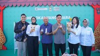 Menteri Koperasi dan Usaha Kecil Menengah (MenkopUKM) Republik Indonesia, Teten Masduki (ketiga kiri) didampingi oleh Wali Kota Solo, Gibran Rakabuming Raka (keempat kiri) bersama Presiden E-Commerce GoTo (Tokopedia), Melissa Siska Juminto (kedua kanan), Direktur Kebijakan Publik dan Hubungan Pemerintah Tokopedia, Astri Wahyuni (kedua kiri) serta Direktur/Head of External Affairs GoTo, Nila Marita (kanan) berfoto bersama sambil menunjukkan produk unggulan UMKM lokal Solo usai acara live shopping Tokopedia PLAY #FlexingLokal dalam rangka merayakan Hari UMKM Nasional 2023 di Pura Mangkunegaran Solo, kemarin (12/8/2023).