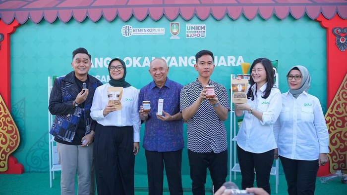 Tokopedia-KemenkopUKM RI Ramaikan Hari UMKM Tokopedia dan KemenkopUKM RI merangkul ratusan UMKM lokal di berbagai rangkaian kegiatan guna mendorong pemberdayaan UMKM.