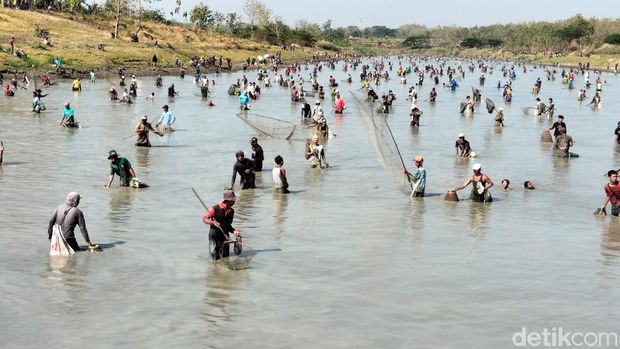 Warga di Kecamatan Padangan, Bojonegoro tumplek blek turun ke waduk Prangi. Mereka mengikuti tradisi Pemetan Ikan untuk memeriahkan HUT ke-78 RI.