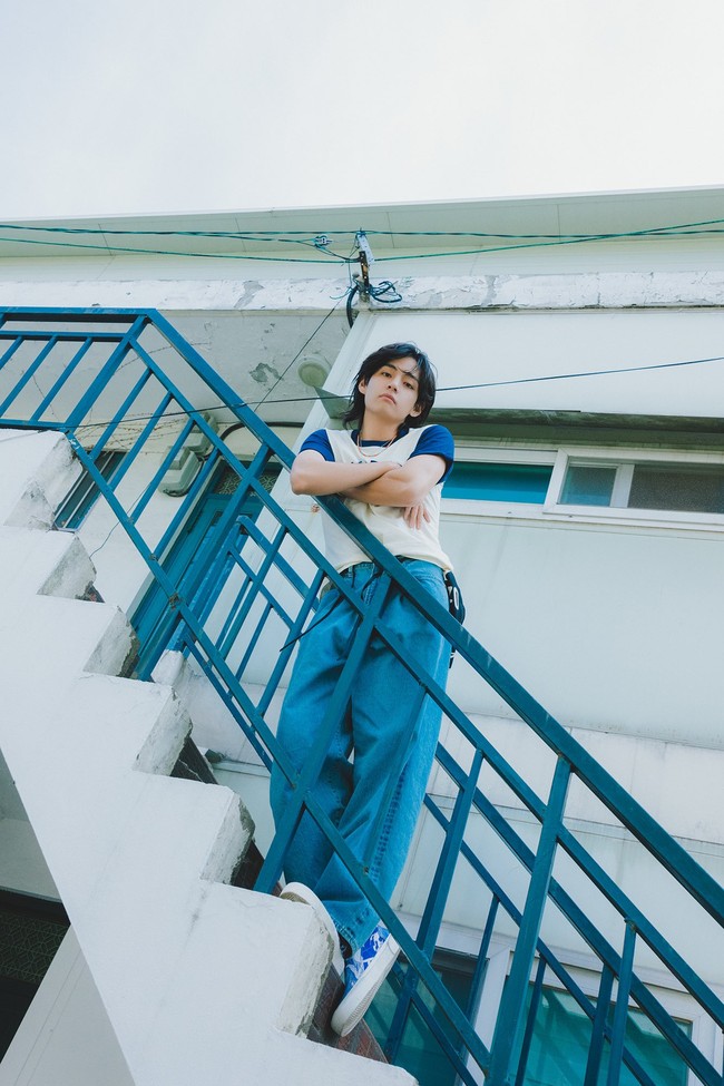 Sebagai global ambassador CELINE, ada koleksi Elliot Waves Printed Canvas Slip-On Sneakers yang melengkapi penampilannya memakai kaos dan baggy jeans. Sepatu V BTS itu bernilai $690 atau Rp 10,5 jutaan.Foto: dok. BIGHIT MUSIC