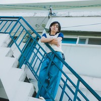 Sebagai global ambassador CELINE, ada koleksi Elliot Waves Printed Canvas Slip-On Sneakers yang melengkapi penampilannya memakai kaos dan baggy jeans. Sepatu V BTS itu bernilai $690 atau Rp 10,5 jutaan.Foto: dok. BIGHIT MUSIC