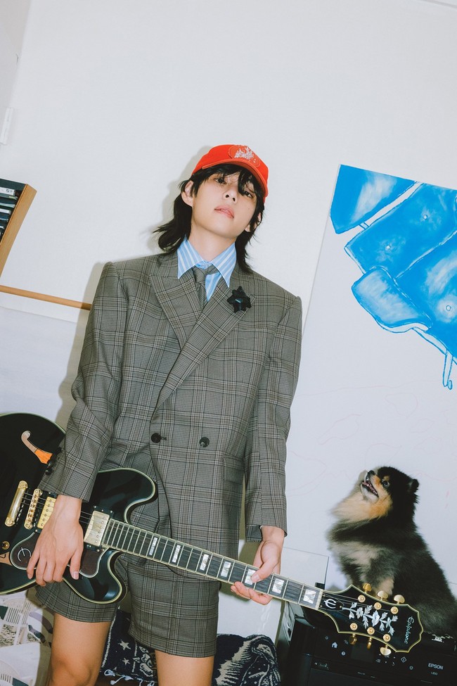 Styling Min Hee Jin untuk V BTS terlihat dari paduan shorts dan blazer rancangan Ernest W. Baker ala anak sekolahan. Tak sedikit yang salah fokus karena anjing peliharaannya Yeontan ikut pemotretan. Foto: dok. BIGHIT MUSIC